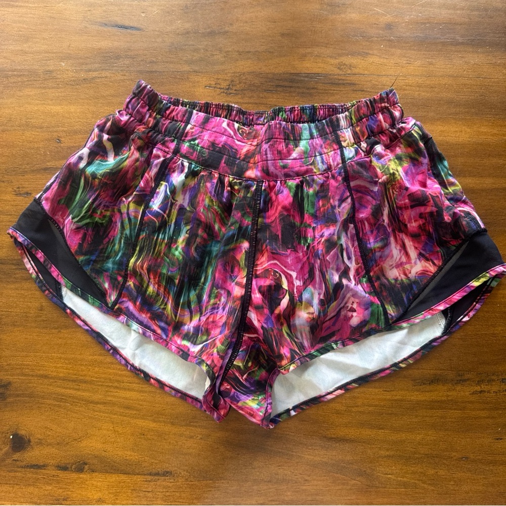 Lululemon Size 4 Shorty Hot Lined Athletic Shorts Mini Midnight Bloom